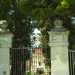 Una splendida villa bianca e rosa dell800, in ottimo stato ma chiusa e inutilizzata da anni. Parliamo di Villa Costantino, edificio che si erge allinizio di via Camillo Rosalba, sulla destra della strada, nascosta da un alto cancello